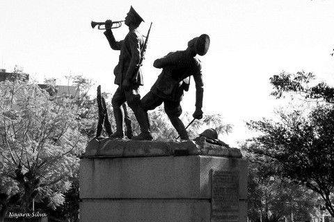 Monumento representado por dois homens em pé