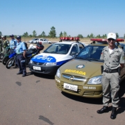 Grupo de patrulheiros perfilados ao lado de motocicletas e 2 veículos, um de missiones e outro da brigada militar do RS
