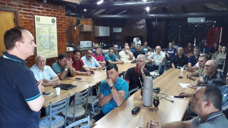 o Comandante Regional do Vale do Rio Pardo, Coronel Reis, conversando com o efetivo da reserva remunerada