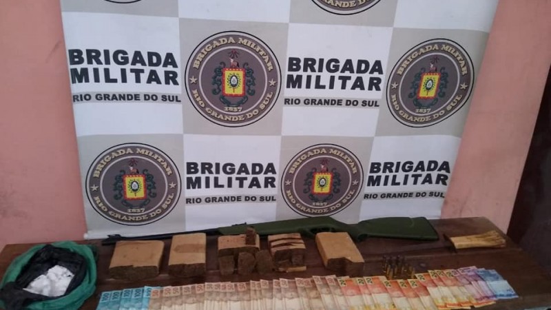 A Brigada Militar prendeu três homens por tráfico de drogas e porte ilegal de arma de fogo em Santa Maria.
