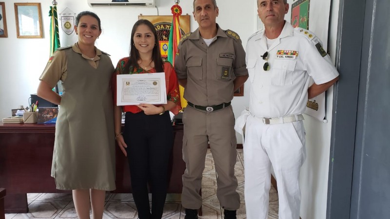Entrega de diploma por término de estágio de nível superior na Brigada Militar