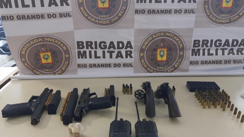 Dois homens s&atilde;o presos por tr&aacute;fico de drogas e porte ilegal de arma na Ilha do Pav&atilde;o