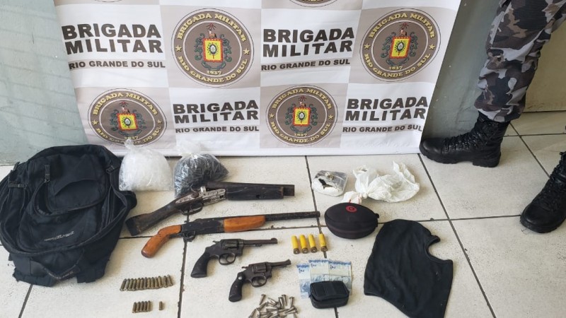 Homem &eacute; preso por tr&aacute;fico de drogas e porte ilegal de arma na Vila Amaz&ocirc;nia