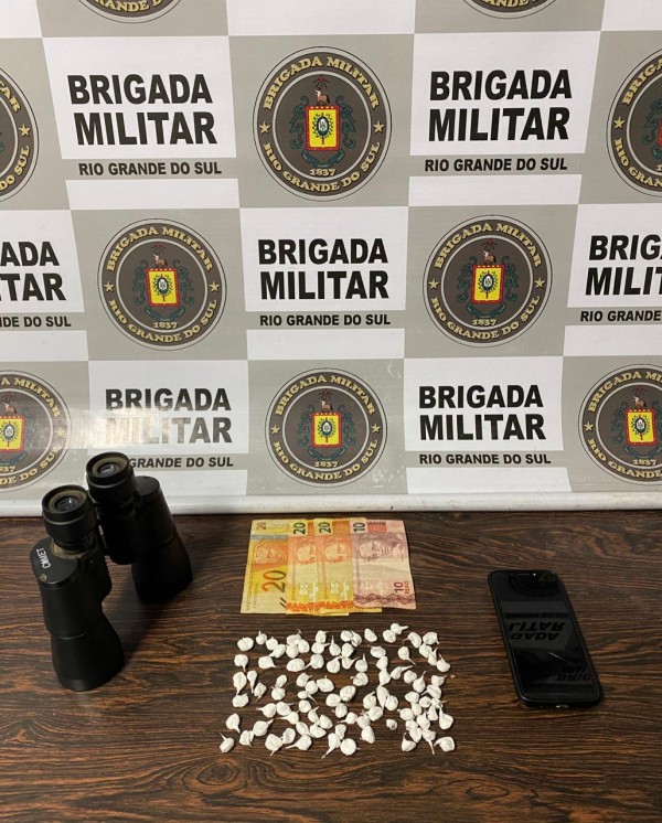 Drogas, revólver, binóculo, celulares e dinheiro foram apreendidos