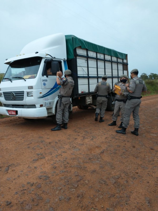 Caminhão sendo fiscalizado