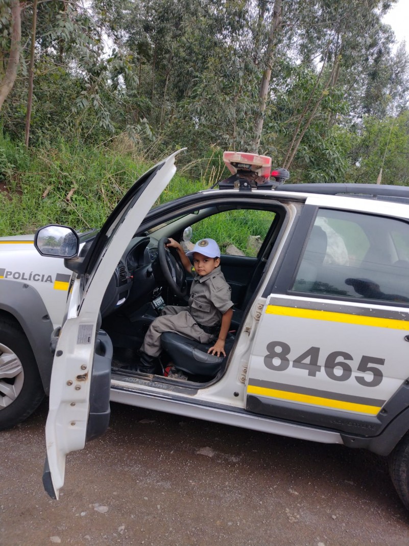 menino na viatura