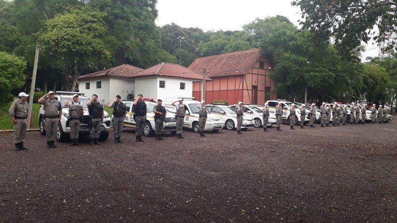 Efetivo perfilado prestando continência ao terreno.