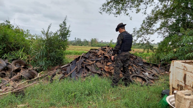 Na foto, o policial militar ambiental diante da constatação de descarte irregular de resíduos à céu aberto e em contato diretamente com o solo.