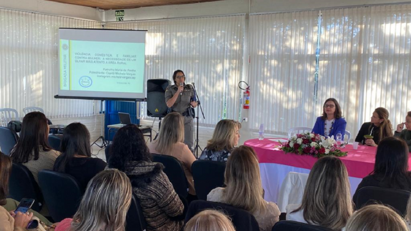 Capitã Michele, Comandante da 3ªCompanhia do 23°BPM em palestra, em Venâncio Aires