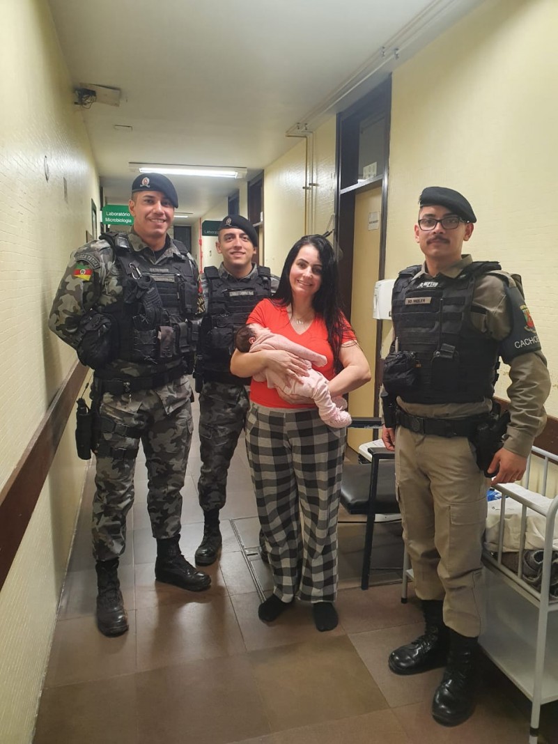 Brigada Militar de Cachoeirinha salva recém-nascida que estava engasgada
