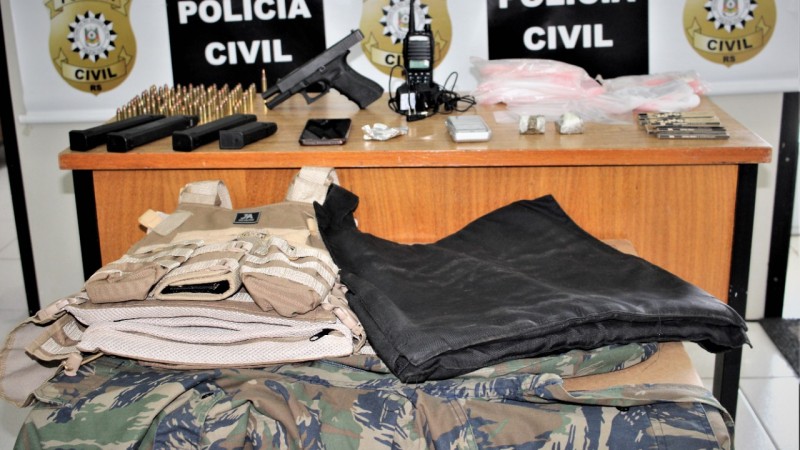 Material apreendido durante o cumprimento dos mandados em operação com a PC