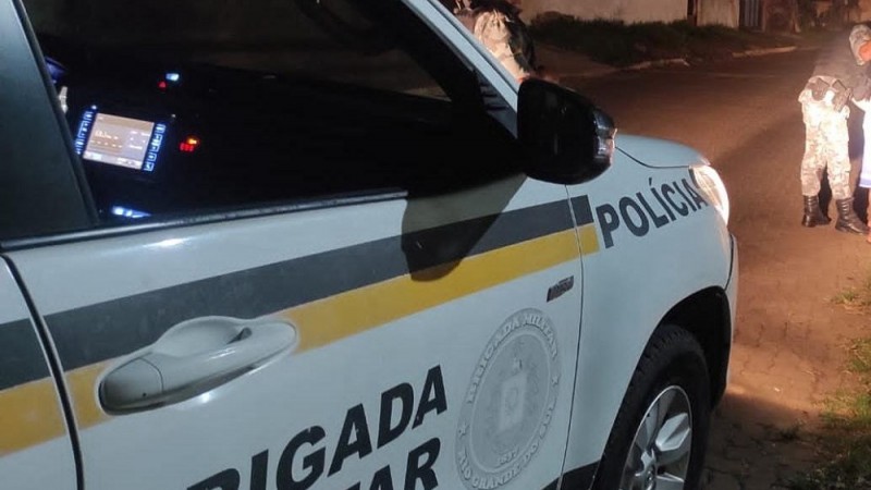 Policial militar executando abordagem policial