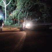 Policial militar realizando a segurança em ambiente de abordagem policial