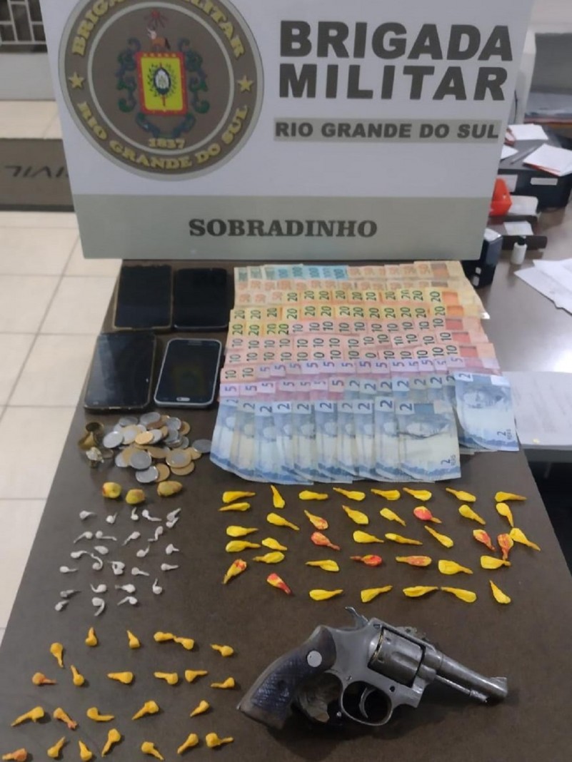 Na noite desta quarta-feira (25/1) às 19h30, a Brigada Militar através do 23° Batalhão de Polícia Militar, realizou a prisão de dois homens e uma mulher em Sobradinho, no bairro União, pelo crime de tráfico de entorpecentes e posse ilegal de arma de fogo.