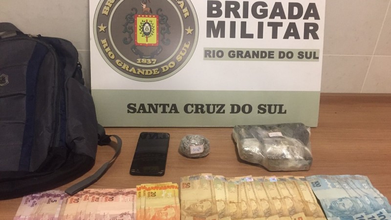 Na noite desta sexta-feira (27/01) ás 19h30, a Brigada Militar através do 23º Batalhão de Polícia Militar (23ºBPM) realizou a prisão de um homem de 21 anos, pelo crime de tráfico de entorpecentes no bairro Progresso em Santa Cruz do Sul.