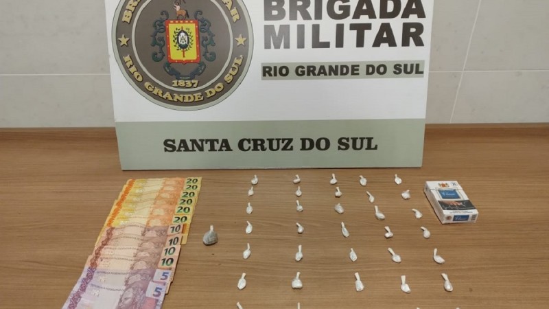 Na noite desta sexta-feira (27/01) ás 23h30, a Brigada Militar através do 23º Batalhão de Polícia Militar (23ºBPM) realizou a prisão de um homem de 22 anos, pelo crime de tráfico de entorpecentes no bairro Bom Jesus em Santa Cruz do Sul.