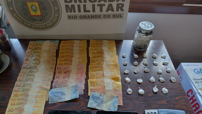 1 BM realiza prisão por tráfico de drogas em Herveiras