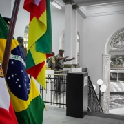 Porta de entrada do quartel aparece atrás de bandeiras do Brasil e do Rio Grande do Sul