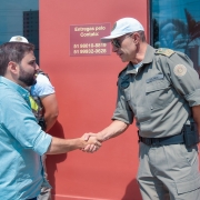 Na foto, o vice-governador Gabriel Souza aparece apertando a mão do coronel Feoli, comandante-geral da BM