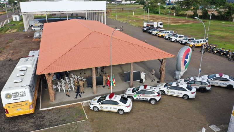 Viaturas e efetivo reunidos em um grande pátio com cobertura central