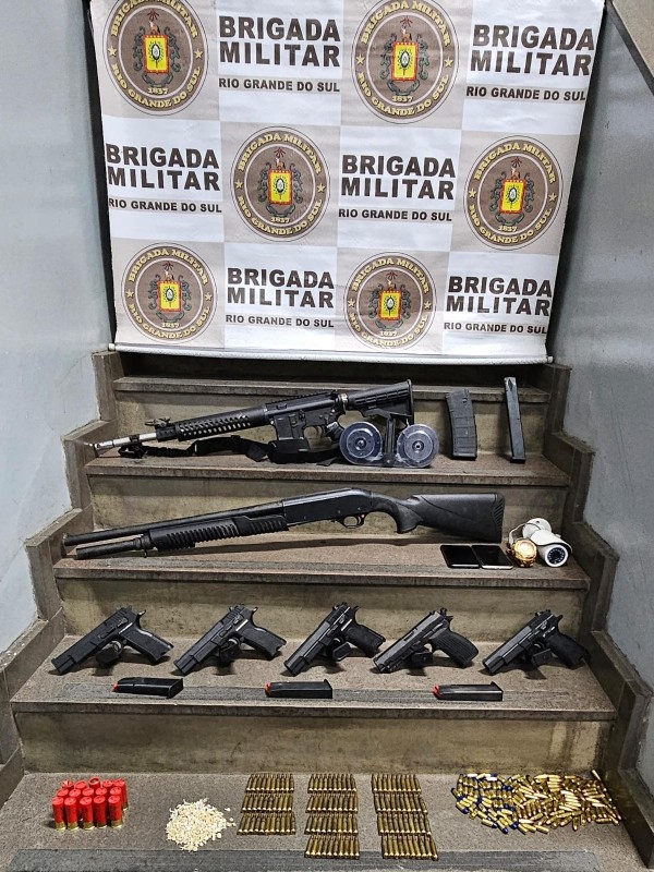 Imagem mostra armas de fogo dispostas em uma escada