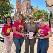 Patrulha Maria da Penha da Brigada Militar de Venâncio Aires participa de entrega de folders no centro da cidade 