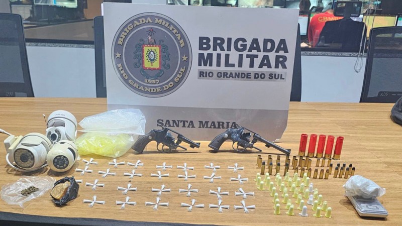 Brigada Militar apreende adolescente e prende homem com drogas, armas e munições em Santa Maria