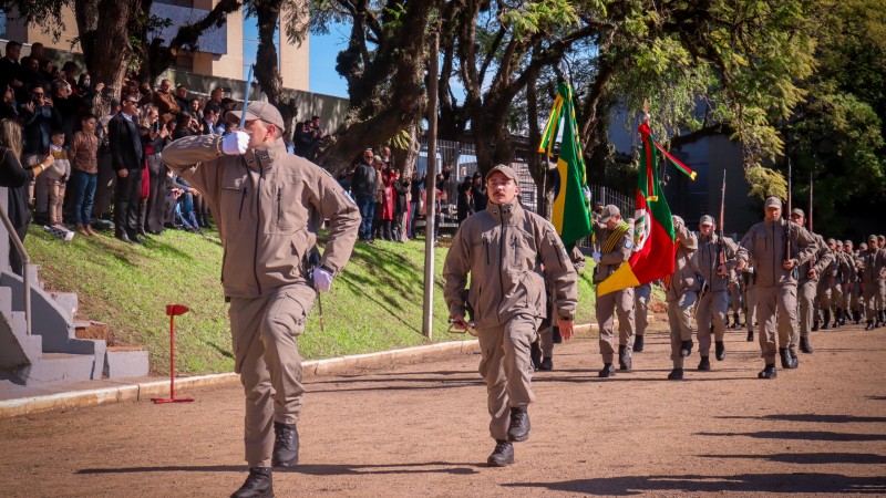 Foto mostra tropa desfilando em campo aberto em continência à maior autoridade presente
