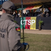 Imagem mostra o palanque das autoridades na cerimônia em Porto Alegre