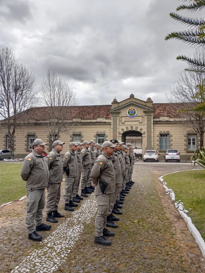 Fachada do pr&eacute;dio do 2&ordm;RPMon, efetivo a frente do pr&eacute;dio.