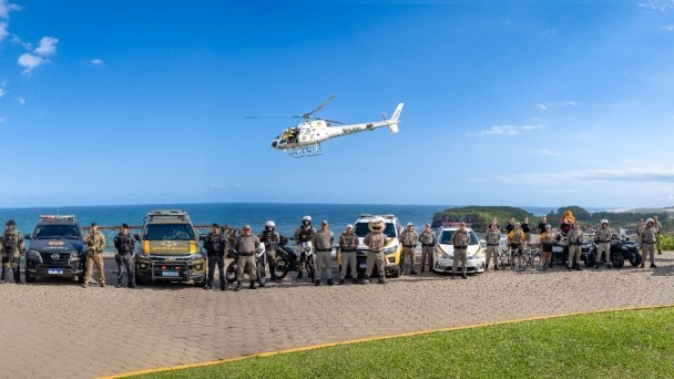 Policiais de todas as especializadas da Brigada Militar com as respectivas viaturas e aeronaves.