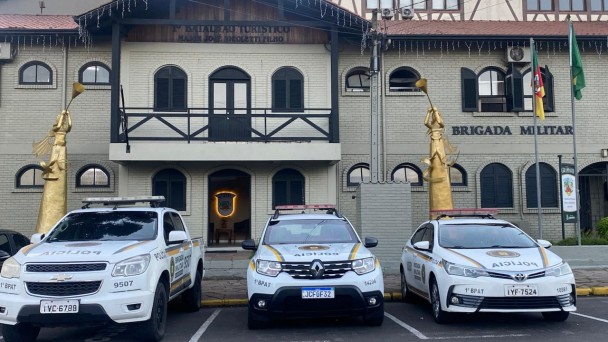Sede da BM em Gramado com três viaturas em frente