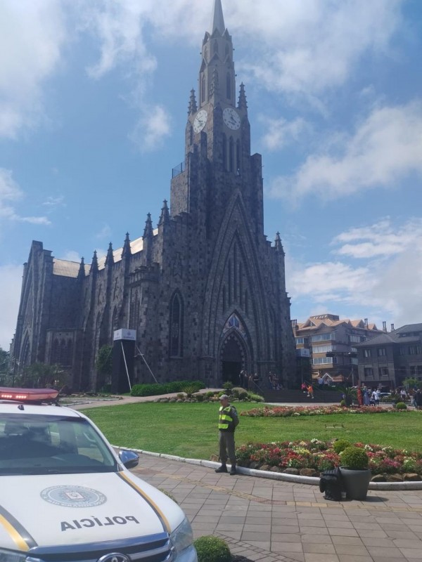 Viatura e PM aparecem na área da Igreja de Canela, durante o policiamento ostensivo. 