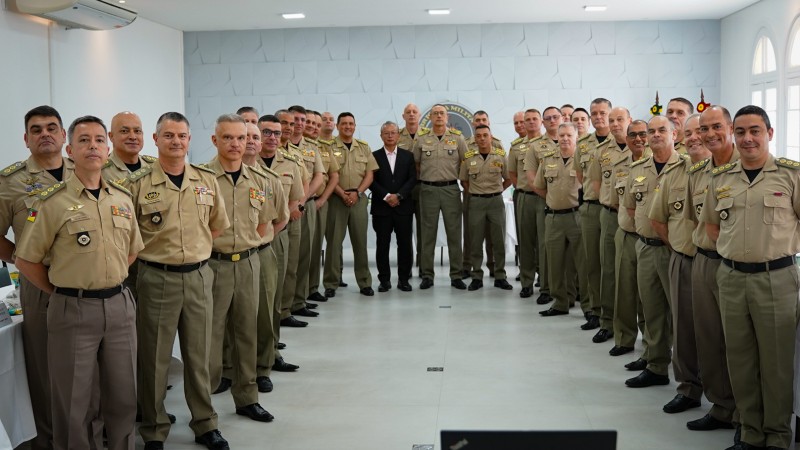 Coronéis estão de frente em formato de meia lua no auditório do Quartel do Comando-Geral. 
