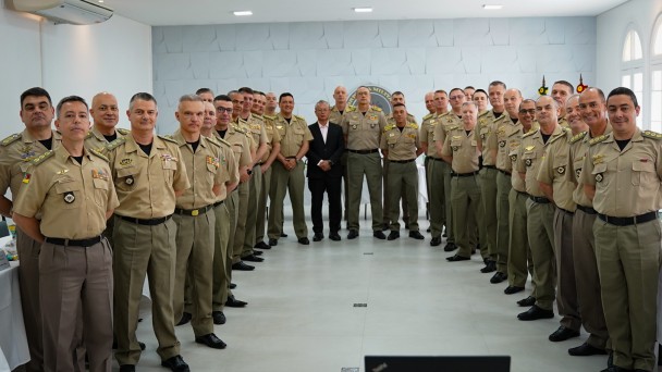 Coronéis estão de frente em formato de meia lua no auditório do Quartel do Comando-Geral. 
