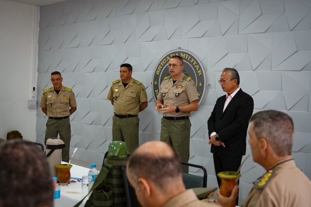Os coronéis aparecem em pé e diante dos demais membros. O Secretário veste o traje social. 
