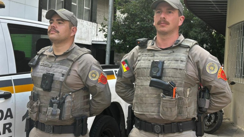 A dupla de PMs aparece na &aacute;rea central de Porto Alegre de volta ao policiamento ostensivo ap&oacute;s atender a ocorr&ecirc;ncia. 