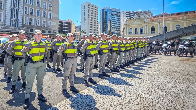 Foto mostra policiais militares perfilados em pra&ccedil;a p&uacute;blica no Largo Gl&ecirc;nio Peres, no Centro de Porto Alegre, durante lan&ccedil;amento de opera&ccedil;&atilde;o.
