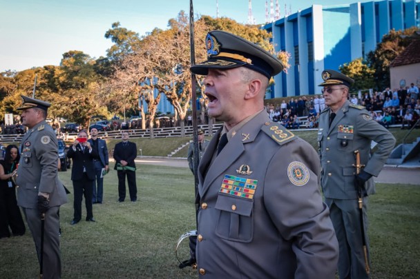 Foto mostra o coronel Martinelli, que assume a função de chefe do Estado-Maior da BM, perfilado durante a passagem.