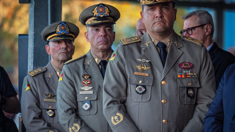 Imagem mostra a nova tr&iacute;ade do Comando da Brigada Militar perfilada no palanque de autoridades