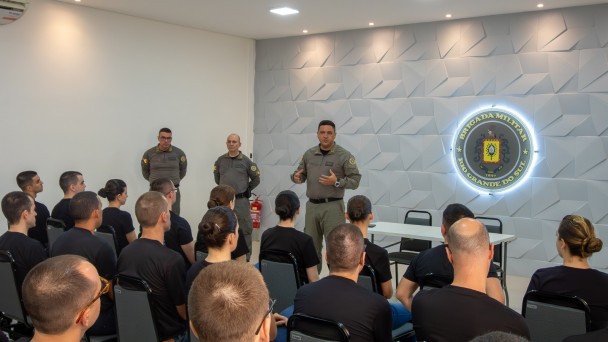 A turma de alunos-oficiais assiste a apresenta&ccedil;&atilde;o do comandante-geral, coronel PM Luigi, ao lado do Subcomandante-Geral e do Chefe do Estado-Maior da BM. 