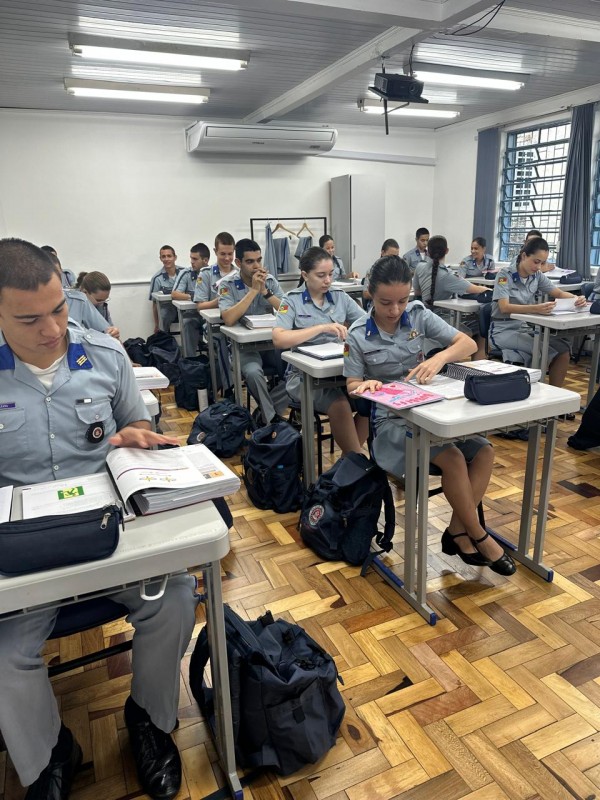 Estudantes durante atividade realizada em sala de aula. 