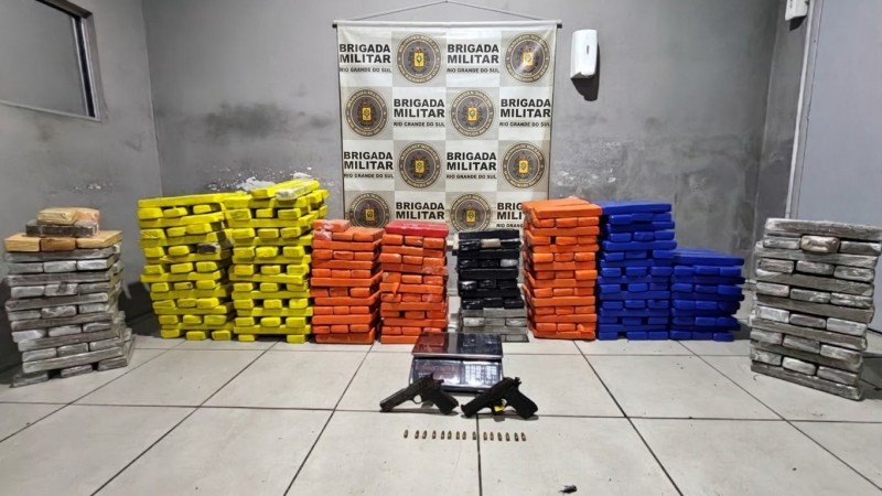 Grande quantidade de drogas apreendidas e armas de fogo