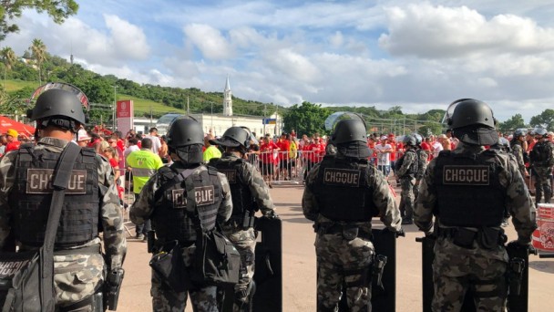 Policiais militares realizando seguran&ccedil;a de torcedores
