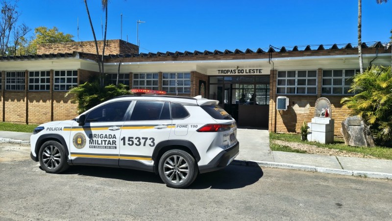 Fachada do 19&ordm; Batalh&atilde;o de Pol&iacute;cia Militar, com uma viatura ostensiva modelo Corolla Cross em frente a porta de entrada da Unidade.