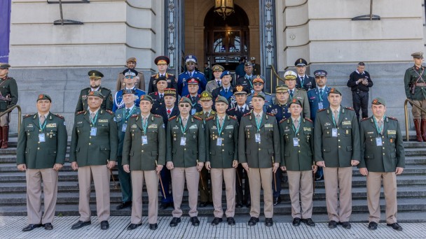 Representantes dos 23 pa&iacute;ses com os representantes da delega&ccedil;&atilde;o argentina 